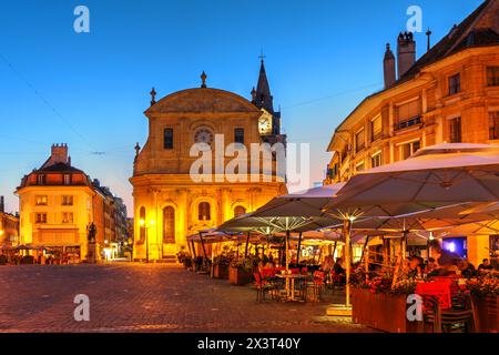 Nachtszene auf dem Pestalozzi-Platz in Yverdon les Bains, Schweiz mit der Stiftskirche. Stockfoto