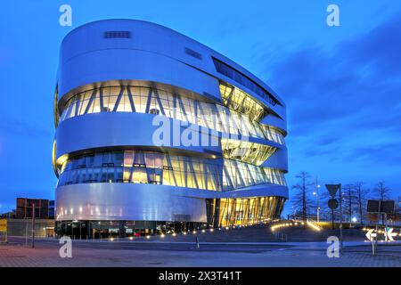 Mercedes-Benz Museum bei Stuttgart, heute eine der beliebtesten Sehenswürdigkeiten der Region, direkt vor dem Daimler-Werk gebaut, Design Stockfoto