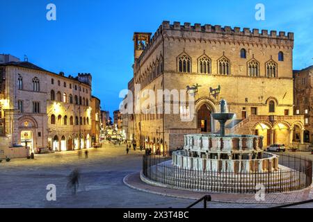 Nachtszene in Perugia, Italien, mit Blick auf den Corso Vannucci, beginnend an der Piazza IV Novembre, rund um die Fontana Maggiore mit Palazzo dei Stockfoto