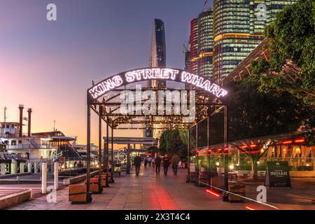 Barangaroo District in Sydney, Australien entlang der King Street Wharf mit kürzlich fertiggestelltem Kronenkratzer Sydney (One Barangaroo). Stockfoto
