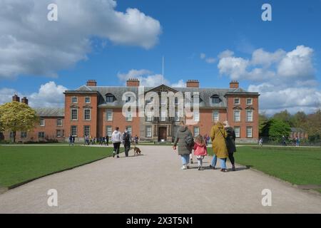 Besucher der Dunham Massey Hall and Gardens, Cheshire Stockfoto