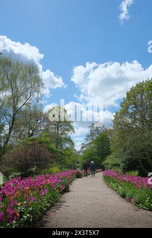 Ein Paar spaziert durch die Gärten von Dunham Massey Stockfoto