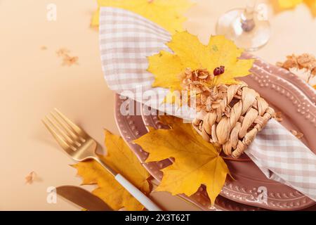 Herbstlicher festlicher Tisch auf beigem Hintergrund Stockfoto
