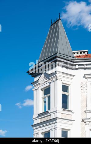 Krakau, Polen, 23. März 2024 - dekorierte weiße Ecke eines historischen Gebäudes Stockfoto