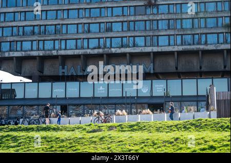 Krakau, Polen, 23. März 2024 - das Forum Przestrzenie, mit einem Betonbau und einer Bar Stockfoto