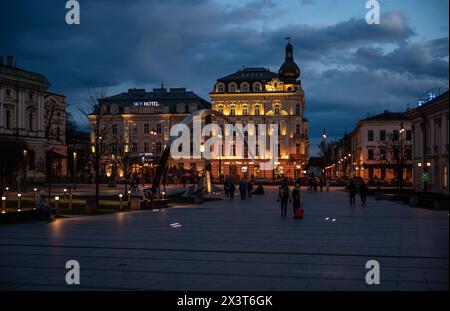 Krakau, Polen, 23. März 2024 - Menschen, die nachts auf dem Platz Nowaka-Jezioranskiego spazieren gehen Stockfoto