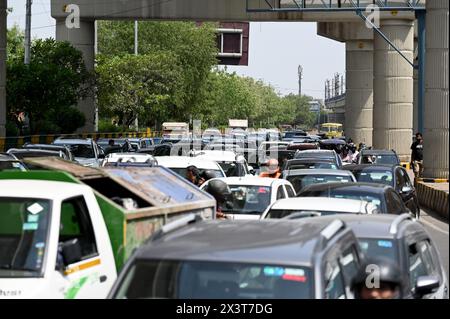 Noida, Indien. April 2024. NOIDA, INDIEN - 28. APRIL: Während der Prozession von Bajrang Dal in Noida blieben die Fahrer stundenlang im Stau stecken und es kam zu einem Konflikt mit der Verkehrspolizei, am 28. April 2024 in Noida, Indien. (Foto: Sunil Ghosh/Hindustan Times/SIPA USA) Credit: SIPA USA/Alamy Live News Stockfoto