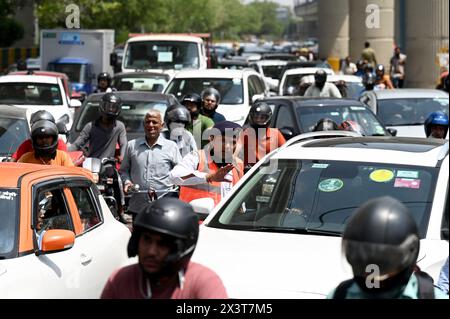 Noida, Indien. April 2024. NOIDA, INDIEN - 28. APRIL: Während der Prozession von Bajrang Dal in Noida blieben die Fahrer stundenlang im Stau stecken und es kam zu einem Konflikt mit der Verkehrspolizei, am 28. April 2024 in Noida, Indien. (Foto: Sunil Ghosh/Hindustan Times/SIPA USA) Credit: SIPA USA/Alamy Live News Stockfoto