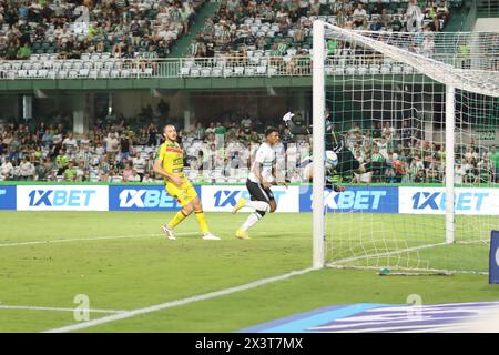 Curitiba, Parana, Brasilien. April 2024. CURITIBA (PR)28.04.2024-FUSSBALL/CAMPEONATO/BRASILEIRAO- Werfen während eines Spiels zwischen Coritiba und Brusque, gültig für die brasilianische Meisterschaft 2024, in der Stadt Curitiba, an diesem Sonntag, 28. (Kreditbild: © Edson de Souza/TheNEWS2 via ZUMA Press Wire) NUR REDAKTIONELLE VERWENDUNG! Nicht für kommerzielle ZWECKE! Stockfoto