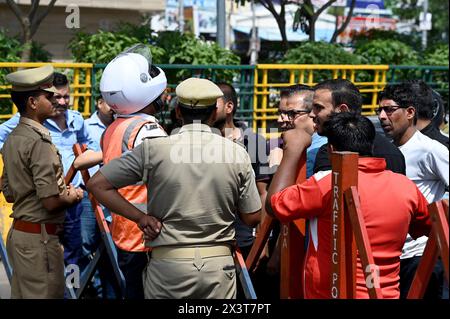 Noida, Indien. April 2024. NOIDA, INDIEN - 28. APRIL: Während der Prozession von Bajrang Dal in Noida blieben die Fahrer stundenlang im Stau stecken und es kam zu einem Konflikt mit der Verkehrspolizei, am 28. April 2024 in Noida, Indien. (Foto: Sunil Ghosh/Hindustan Times/SIPA USA) Credit: SIPA USA/Alamy Live News Stockfoto