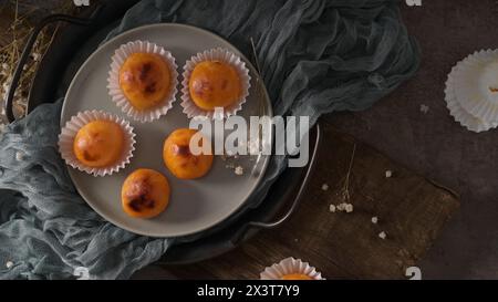 Traditionelle portugiesische Konventualsüße genannt Castanha De Ovo aus Alcobaca, Portugal. Stockfoto