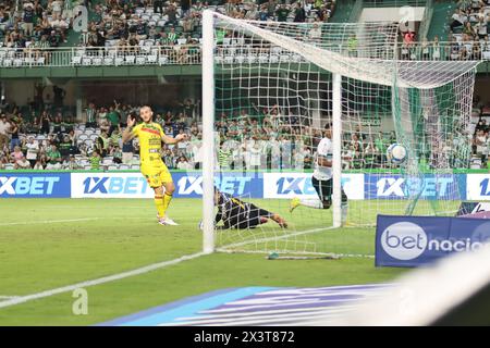 Curitiba, Parana, Brasilien. April 2024. CURITIBA (PR)28.04.2024-FUSSBALL/CAMPEONATO/BRASILEIRAO- Werfen während eines Spiels zwischen Coritiba und Brusque, gültig für die brasilianische Meisterschaft 2024, in der Stadt Curitiba, an diesem Sonntag, 28. (Kreditbild: © Edson de Souza/TheNEWS2 via ZUMA Press Wire) NUR REDAKTIONELLE VERWENDUNG! Nicht für kommerzielle ZWECKE! Stockfoto