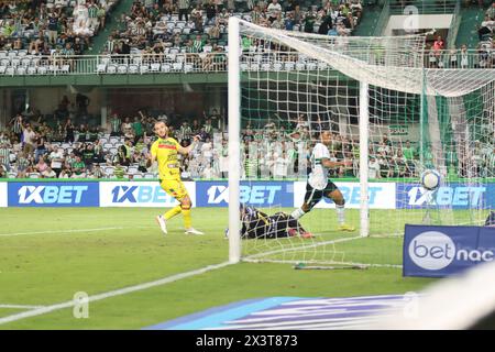 Curitiba, Parana, Brasilien. April 2024. CURITIBA (PR)28.04.2024-FUSSBALL/CAMPEONATO/BRASILEIRAO- Werfen während eines Spiels zwischen Coritiba und Brusque, gültig für die brasilianische Meisterschaft 2024, in der Stadt Curitiba, an diesem Sonntag, 28. (Kreditbild: © Edson de Souza/TheNEWS2 via ZUMA Press Wire) NUR REDAKTIONELLE VERWENDUNG! Nicht für kommerzielle ZWECKE! Stockfoto