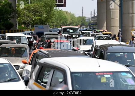 Noida, Indien. April 2024. NOIDA, INDIEN - 28. APRIL: Während der Prozession von Bajrang Dal in Noida blieben die Fahrer stundenlang im Stau stecken und es kam zu einem Konflikt mit der Verkehrspolizei, am 28. April 2024 in Noida, Indien. (Foto: Sunil Ghosh/Hindustan Times/SIPA USA) Credit: SIPA USA/Alamy Live News Stockfoto