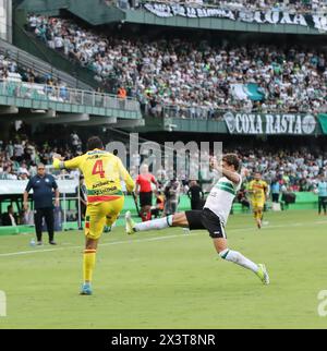 Curitiba, Parana, Brasilien. April 2024. CURITIBA (PR)28.04.2024-FUSSBALL/CAMPEONATO/BRASILEIRAO-der Spieler Figueiredo, während eines Spiels zwischen Coritiba und Brusque, gültig für die brasilianische Meisterschaft 2024, die am Sonntag, 28. In der Stadt Curitiba ausgetragen wurde. (Kreditbild: © Edson de Souza/TheNEWS2 via ZUMA Press Wire) NUR REDAKTIONELLE VERWENDUNG! Nicht für kommerzielle ZWECKE! Stockfoto