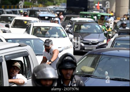 Noida, Indien. April 2024. NOIDA, INDIEN - 28. APRIL: Während der Prozession von Bajrang Dal in Noida blieben die Fahrer stundenlang im Stau stecken und es kam zu einem Konflikt mit der Verkehrspolizei, am 28. April 2024 in Noida, Indien. (Foto: Sunil Ghosh/Hindustan Times/SIPA USA) Credit: SIPA USA/Alamy Live News Stockfoto