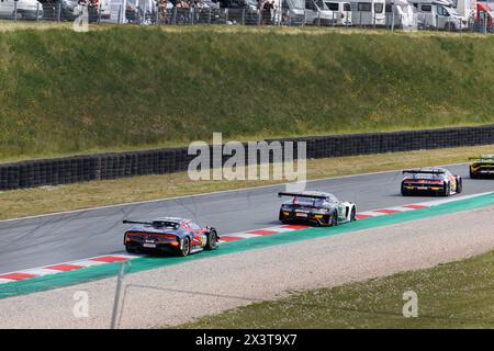 Oschersleben, Deutschland. 29. April 2024.Scenic View Battle schnelle Mercedes BMW Audi Lamborghini Ferrari Porsche DTM auf der Rennstrecke Oschersleben Motorsport Arena. Europäischer Motorsport-Wettbewerb. Quelle: Kyryl Gorlov/Alamy Live News Stockfoto