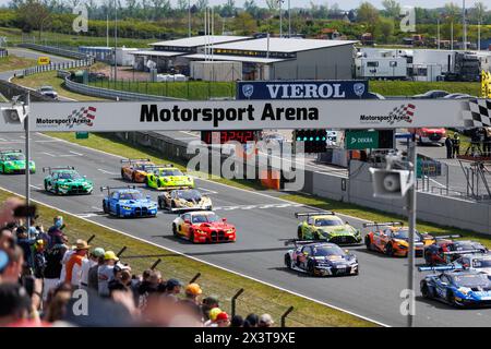 Oschersleben, Deutschland. April 2024. Panoramablick schnell Mercedes BMW Audi Lamborghini Ferrari Porsche DTM Oschersleben Motorsport Arena Startplatz Startstrecke. Europäischer Motorsport-Wettbewerb. Quelle: Kyryl Gorlov/Alamy Live News Stockfoto