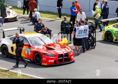 Oschersleben, Deutschland. April 2024. Panoramablick schnell Mercedes BMW Audi Lamborghini Ferrari Porsche DTM Oschersleben Motorsport Arena Startplatz Startstrecke. Europäischer Motorsport-Wettbewerb. Quelle: Kyryl Gorlov/Alamy Live News Stockfoto