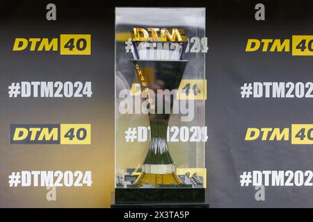 Oschersleben, Deutschland. 29. April 2024.2023: DTM Trophy Cup Wettbewerb DTM40 40 Jubiläumswettbewerb in der Oschersleben Motorsport Arena startet Startstrecke. Europäischer Motorsport-Wettbewerb. Quelle: Kyryl Gorlov/Alamy Live News Stockfoto