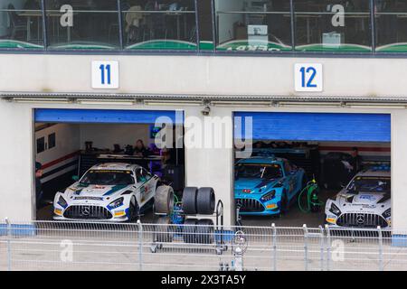 Oschersleben, Deutschland. April 2024. Das Haupt-Rennteam HRT Garagenboxen in der Oschersleben Motorsport Arena startet die Startstrecke. Europäischer Motorsport-Wettbewerb. Quelle: Kyryl Gorlov/Alamy Live News Stockfoto