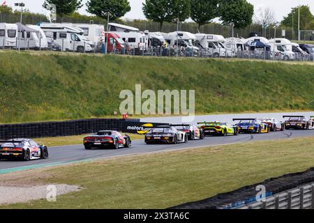 Oschersleben, Deutschland. April 2024. Panoramablick auf der Rennstrecke Oschersleben Motorsport Arena mit rasantem Mercedes BMW Audi Lamborghini Ferrari Porsche DTM. Europäischer Motorsport-Wettbewerb. Quelle: Kyryl Gorlov/Alamy Live News Stockfoto