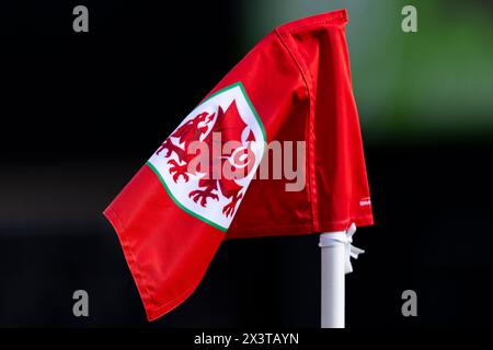 Newport, Großbritannien. April 2024. Walisische Eckflagge. Connahs Quay gegen die New Saints im JD Welsh Cup Finale bei der Rodney Parade am 28. April 2024. Quelle: Lewis Mitchell/Alamy Live News Stockfoto