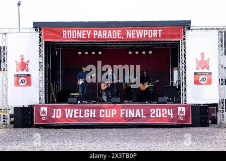 Newport, Großbritannien. April 2024. Die Schurken treten vor dem Spiel auf. Connahs Quay gegen die New Saints im JD Welsh Cup Finale bei der Rodney Parade am 28. April 2024. Quelle: Lewis Mitchell/Alamy Live News Stockfoto