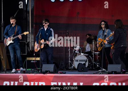 Newport, Großbritannien. April 2024. Die Schurken treten vor dem Spiel auf. Connahs Quay gegen die New Saints im JD Welsh Cup Finale bei der Rodney Parade am 28. April 2024. Quelle: Lewis Mitchell/Alamy Live News Stockfoto