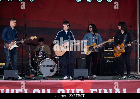 Newport, Großbritannien. April 2024. Die Schurken treten vor dem Spiel auf. Connahs Quay gegen die New Saints im JD Welsh Cup Finale bei der Rodney Parade am 28. April 2024. Quelle: Lewis Mitchell/Alamy Live News Stockfoto