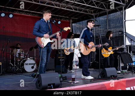 Newport, Großbritannien. April 2024. Die Schurken treten vor dem Spiel auf. Connahs Quay gegen die New Saints im JD Welsh Cup Finale bei der Rodney Parade am 28. April 2024. Quelle: Lewis Mitchell/Alamy Live News Stockfoto