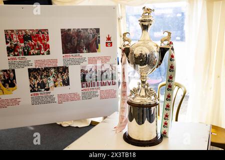 Newport, Großbritannien. April 2024. Welsh Cup auf dem Display. Connahs Quay gegen die New Saints im JD Welsh Cup Finale bei der Rodney Parade am 28. April 2024. Quelle: Lewis Mitchell/Alamy Live News Stockfoto