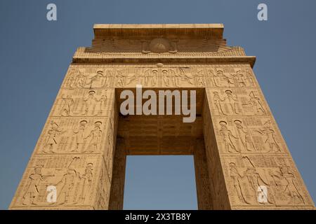 Tor zum Tempel von Khonsu, Karnak Tempelkomplex, UNESCO-Weltkulturerbe, Luxor, Ägypten Stockfoto