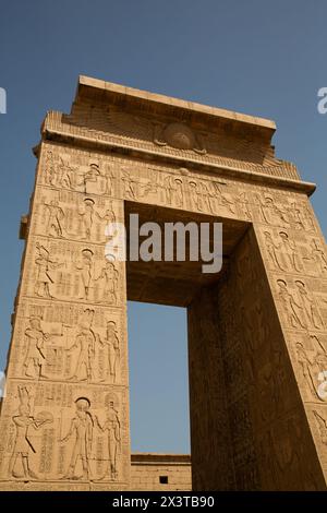 Tor zum Tempel von Khonsu, Karnak Tempelkomplex, UNESCO-Weltkulturerbe, Luxor, Ägypten Stockfoto