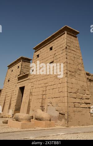 Pylon Eintritt, Tempel des Khonsu, Karnak Tempelkomplex, UNESCO-Weltkulturerbe, Luxor, Ägypten Stockfoto