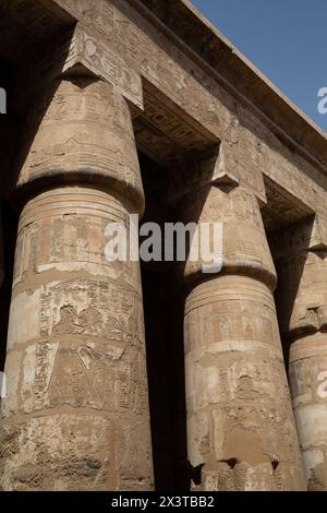 Papyrussäulen im Hof, Tempel von Khonsu, Karnak Tempelkomplex, UNESCO-Weltkulturerbe, Luxor, Ägypten Stockfoto