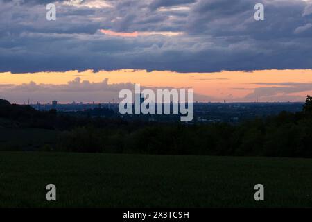 Sonnenuntergang am Rodderberg an der Landesgrenze Nordrhein Westfalen / Rheinland-Pfalz mit Blick auf Bonn Köln bis hin nach Düsseldorf 28.04.2024 Wachtberg Niederbachem NRW Deutschland *** Sonnenuntergang am Rodderberg an der Grenze zu Nordrhein-Westfalen Rheinland-Pfalz mit Blick auf Bonn Köln bis Düsseldorf 28 04 2024 Wachtberg Niederbachem NRW Deutschland Copyright: xBonn.digitalx/xMarcxJohnx Stockfoto