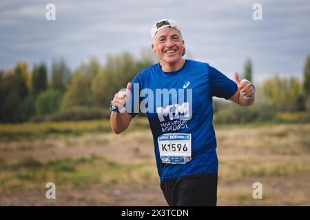 28. April 2024, Mendoza, Argentinien - Mann mittleren Alters lächelt beim Internationalen Marathon von Mendoza in die Kamera. Stockfoto