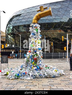 Ottawa, Kanada - 28. April 2024: Vom 23. Bis 29. April findet im Shaw Centre die vierte Sitzung des Intergovernmental Verhandlungsausschusses zur Entwicklung eines international rechtsverbindlichen Instruments zur Kunststoffverschmutzung statt. Rund 4.000 Delegierte aus 174 Ländern sind anwesend und hoffen, bis Ende des Jahres einen rechtsverbindlichen kunststoffvertrag auszuarbeiten. Eine Skulptur mit dem Titel Giant Plastic Tap des kanadischen Künstlers Benjamin von Wong ist im Zentrum zu sehen. Stockfoto