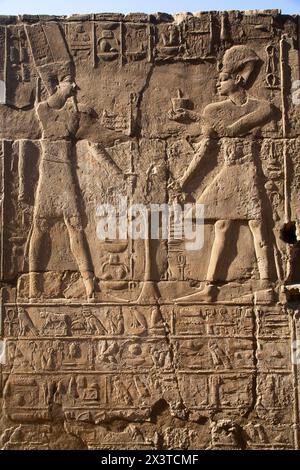 Bild von Gott Amun (links) und Pharao, Bas Relief, Luxor Tempel, UNESCO-Weltkulturerbe, Luxor, Ägypten Stockfoto