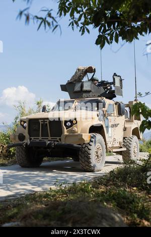 Anthony Leal, Staff des philippinischen Marine Corps, bemannt ein M240B-Maschinengewehr im Turm eines Joint Light Tactical Vehicles während des Trainings im Rahmen von Balikatan 24 auf der Marinestation Leovigildo Gantioqui, Philippinen, 24. April 2024. Die US-Marines mit dem 3. Littoral Anti-Air-Bataillon, dem 3. Marine-Littoral-Regiment, der 3. Marine-Division und dem SBAD-Bataillon führten das Training im Rahmen von Balikatan 24 durch, einer jährlichen Übung zwischen den Streitkräften der Philippinen und dem US-Militär, die die bilaterale Interoperabilität, Capabili, stärken sollte Stockfoto