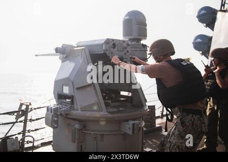 240415-N-PA221-1019 ARABISCHE SEE (15. April 2024) Ein Sonar-Techniker feuert ein Mark 38 Maschinengewehr während einer Feuerübung an Bord des Lenkraketenzerstörers USS John S. McCain (DDG 56) im Arabischen Meer ab. John S. McCain wird im Einsatzgebiet der 5. US-Flotte eingesetzt, um die Sicherheit und Stabilität im Nahen Osten zu unterstützen. (Offizielles Foto der US Navy) Stockfoto