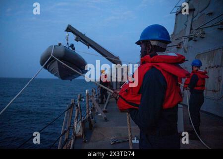 240416-N-PA221-1007 ARABISCHE SEE (16. April 2024) Seeleute an Bord des Lenkraketenzerstörers der Arleigh-Burke-Klasse USS John S. McCain (DDG 56) heben während einer Mann-über-Bord-Übung im Arabischen Meer am 16. April ein aufblasbares Starrrrumpf-Boot. John S. McCain wird im Einsatzgebiet der 5. US-Flotte eingesetzt, um die Sicherheit und Stabilität im Nahen Osten zu unterstützen. (Offizielles Foto der US Navy) Stockfoto