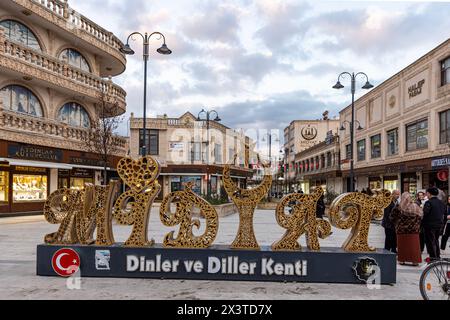 Mardin, Midyat, Turkiye - 9 Ocak 2024; Midyat-Kalligraphie. Blick auf das Schild im Midyat District Center. Mardin, Türkei. Stockfoto