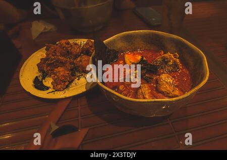 Heiße und scharfe Krabben-Ramen-Nudel und karaage zum Abendessen. Stockfoto