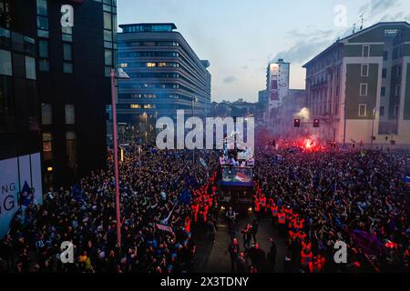 Mailand, Italien. April 2024. Inter-Fans feiern den 20. Scudetto des Vereins in der Viale della Liberazione in der Mailänder Innenstadt, nachdem das Spiel der Serie A TIM zwischen dem AC Mailand und dem FC Internazionale am 28. April 202 im Stadio Giuseppe Meazza in Mailand, Italien, gespielt wurde Stockfoto