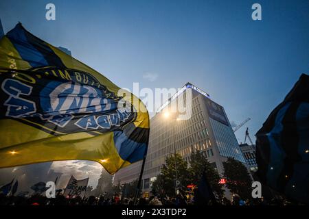 Mailand, Italien. April 2024. Inter-Fans feiern den 20. Scudetto des Vereins in der Viale della Liberazione in der Mailänder Innenstadt, nachdem das Spiel der Serie A TIM zwischen dem AC Mailand und dem FC Internazionale am 28. April 202 im Stadio Giuseppe Meazza in Mailand, Italien, gespielt wurde Stockfoto