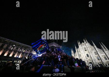 Mailand, Italien. April 2024. Inter vs Torino nella foto tifosi Inter salutano l’arrivo del Bus prima della partita Milano 28-04-2024 Piazza Duomo Campionato Serie A TIM - 34a giornata foto Tiziano Ballabio/Agenzia ALDO Liverani SAS/AGENZIA ALDO LIVERANI SAS Credit: Tiziano Ballabio/Alamy Live News Stockfoto