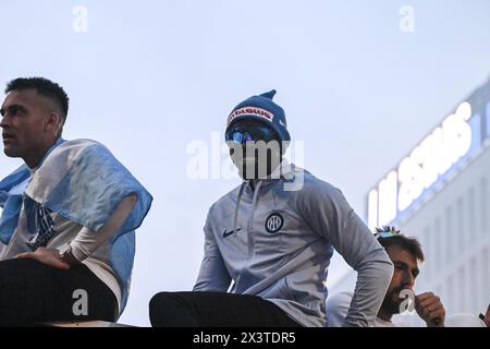 Mailand, Italien. April 2024. Marcus Thuram vom Inter FC feiert den Sieg mit den Fans, während sie während ihrer Busparade Halt machen, um auf der Bühne auf dem Duomo-Platz zu feiern, nachdem sie am 28. April 2024 in Mailand den 20. Scudetto gewonnen hatten. Credit: Tiziano Ballabio/Alamy Live News Stockfoto