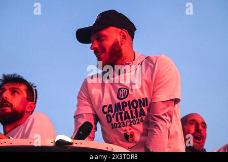 Mailand, Italien. April 2024. Federico Dimarco vom Inter FC feiert den Sieg mit den Fans, während sie während ihrer Busparade Halt machen, um auf der Bühne auf dem Duomo-Platz zu feiern, nachdem sie am 28. April 2024 in Mailand den 20. Scudetto gewonnen hatten. Credit: Tiziano Ballabio/Alamy Live News Stockfoto